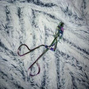 Eyelash curler